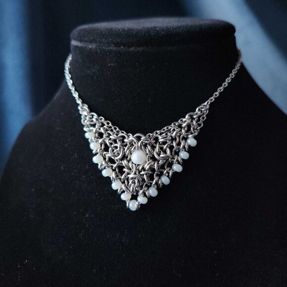 Vintage Jewelry - Vintage V-shaped white pearl chain mail necklace with a small silver chain